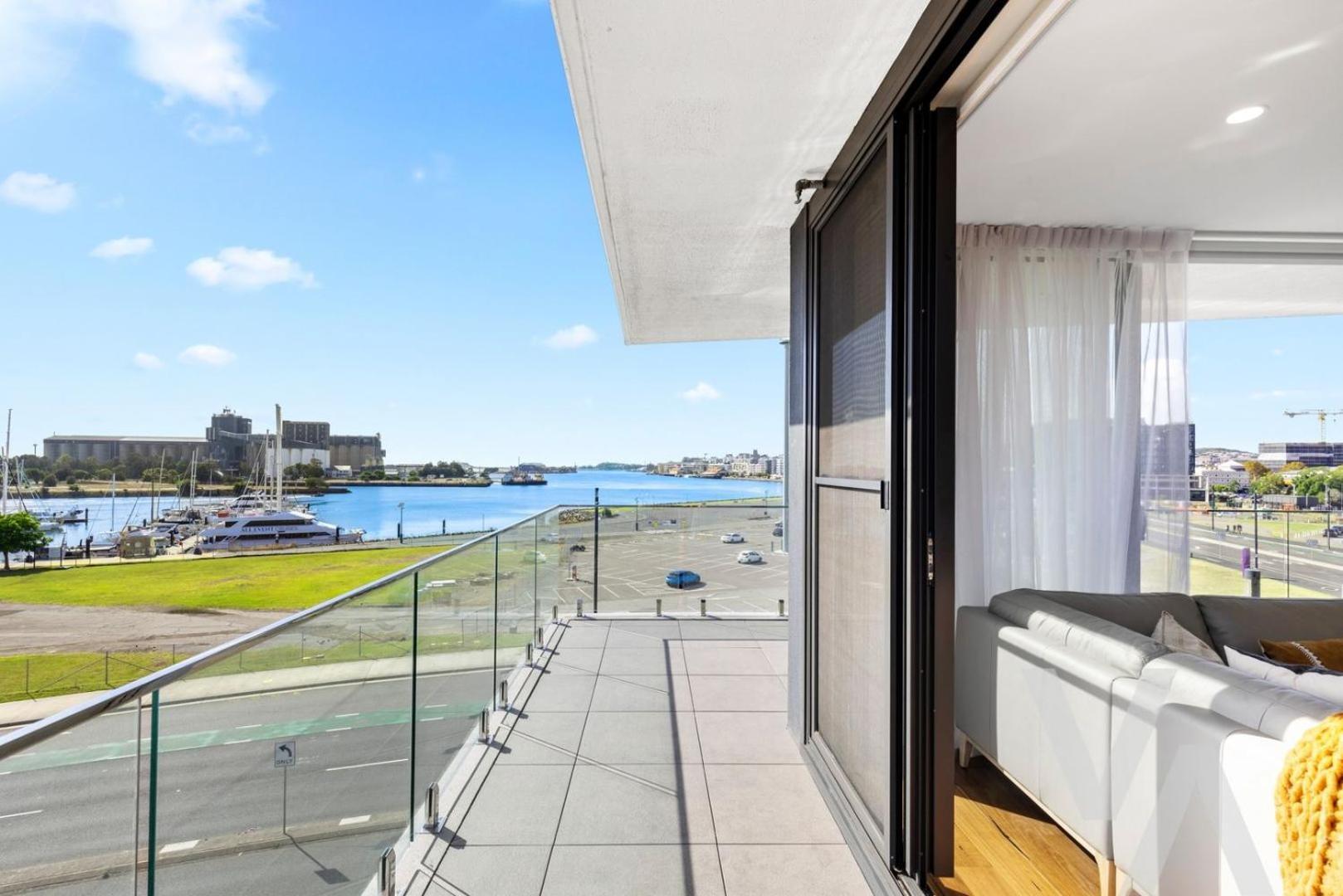 Harbour Towers, Newcastle'S Elite Apartment Stays, Free Parking & Tram Access Extérieur photo